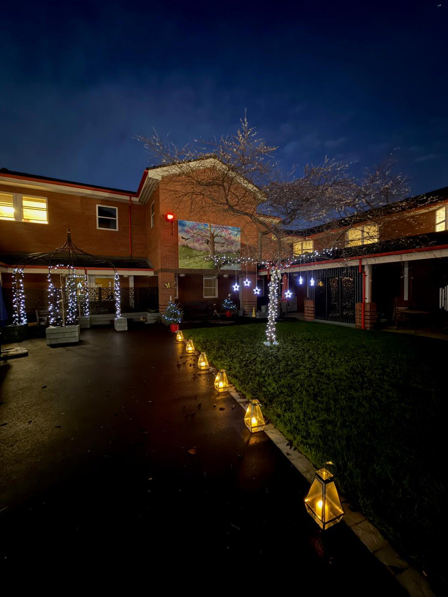 hicklin74450's tweet photo. Thank you to everyone who join us on ward 2 @FNCH to celebrate our new garden and allow staff to see our environment. Was a lovely atmosphere and was enhanced from music by Matt. @UHDB @AirArtsUHDB https://t.co/BMj0YxpSzO