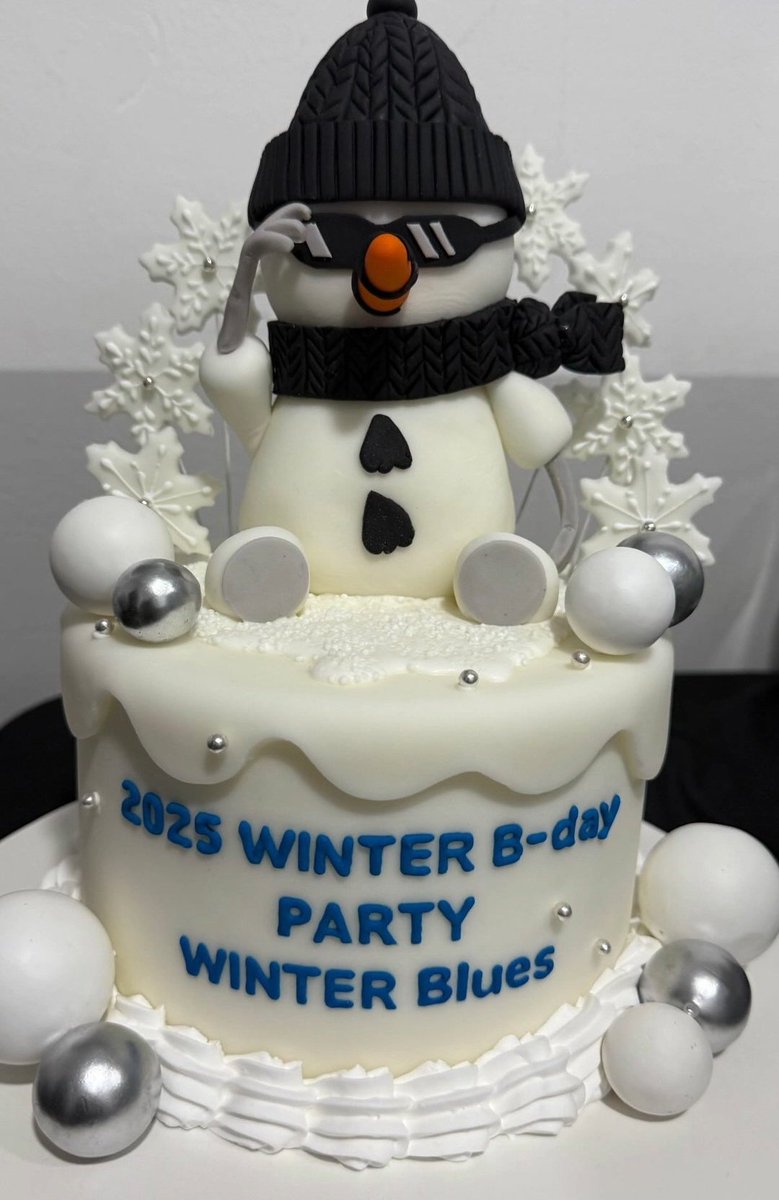 Winter's bday cake in details 😎😎

What a cool pose from this snowman