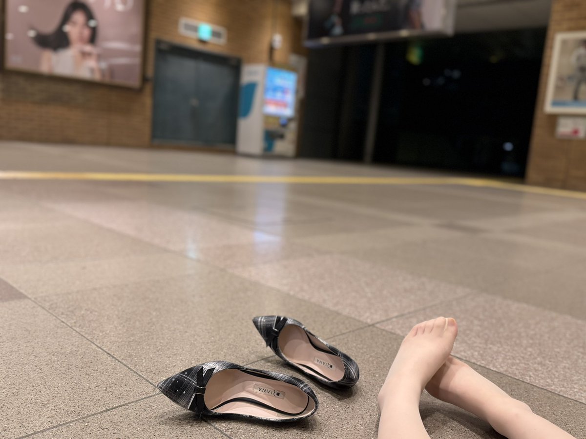 このまま駅で横になってたなら「すみません友達とはぐれちゃって、インスタ貸してくれませんか？」とか言われてまた良心を利用したナンパかと思ったらガチで友達とはぐれてスマホも財布も無い中2時間駅で待ちぼうけくらってる男で交番まで連れて行ってあげた