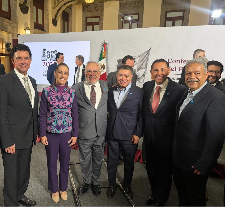 Aquí, los integrantes de la CTM, la plana mayor, incluidos los tres posibles  sucesores a la dirigencia de Carlos Aceves del Olmo.