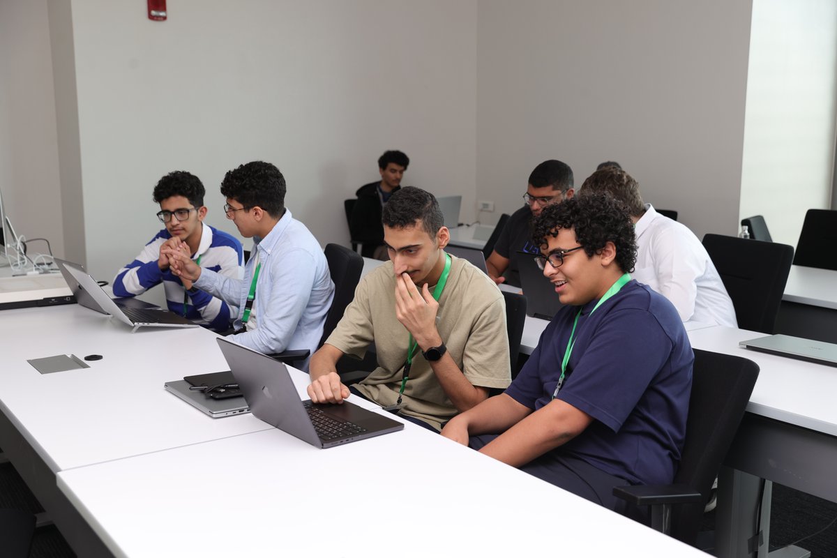 عاد أكثر من 130 طالبًا من برنامج STEPs  إلى الحرم الجامعي لمدة 4  أيام في مخيم نوفمبر ليواصلوا المرحلة الثالثة من البرنامج. وقد عمل الطلاب علي تطوير مهاراتهم في كتابة النماذج المطلوبة للجامعات، والتدرب على الاختبارات المعيارية، إضافة لحضور ورش عمل مكثفة بالإضافة إلي جلسات فردية