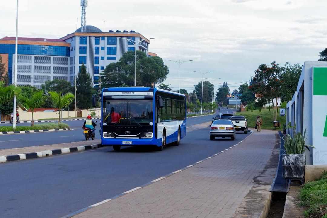ntazongere kukubwira ngo chu nyohereza aya cab nibwo nihuta!

ujye umubwira uti boo jya mucyapa bus iraje muri 3 min kandi irihuta ntabwo igitegereza ko abagenzi buzura.😆

#EcoFleetRwanda #TurindaneJam