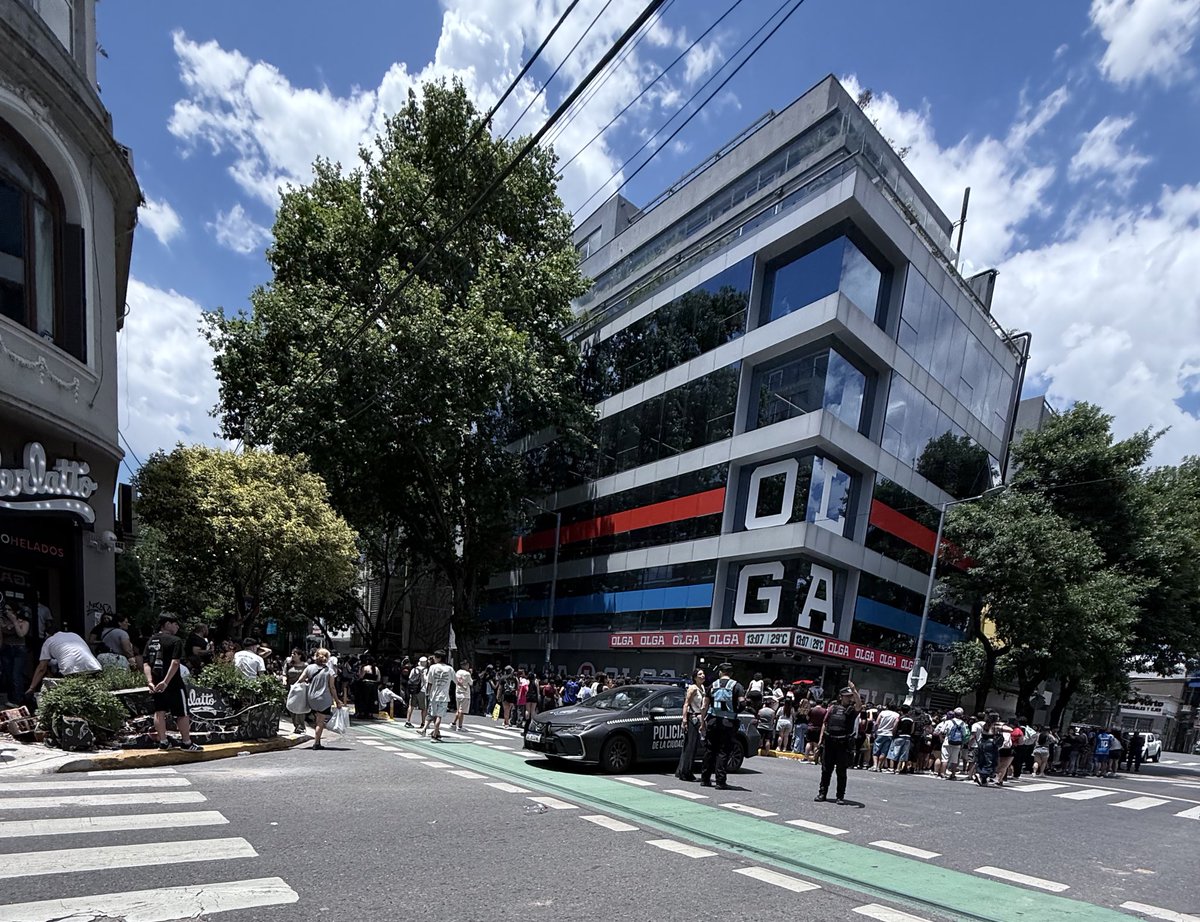 Hoy en otro capítulo de los peores vecinos del mundo. Al pedo tener cochera sino la podemos usar