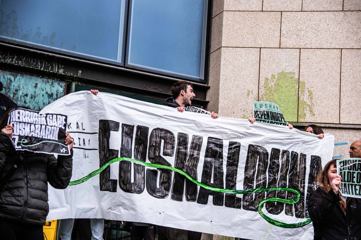 EUSKARAREN ALDE OLDARTZEN!!!

Euskal gazteria, aurrera!!!

Herririk gabe, euskararik ez.
Euskararik gabe, Euskal Herririk ez!