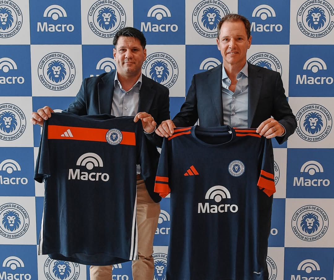 marcadegol's tweet image. 🫱🏻‍🫲🏼 Banco Macro es el nuevo main sponsor de Leones de Rosario FC.

La firma se realizó en la Torre Macro, y contó con la presencia de Matías Messi (presidente del club) y Jorge Brito (presidente del Macro).

El club que jugará en Primera C en 2026 vestirá indumentaria adidas.