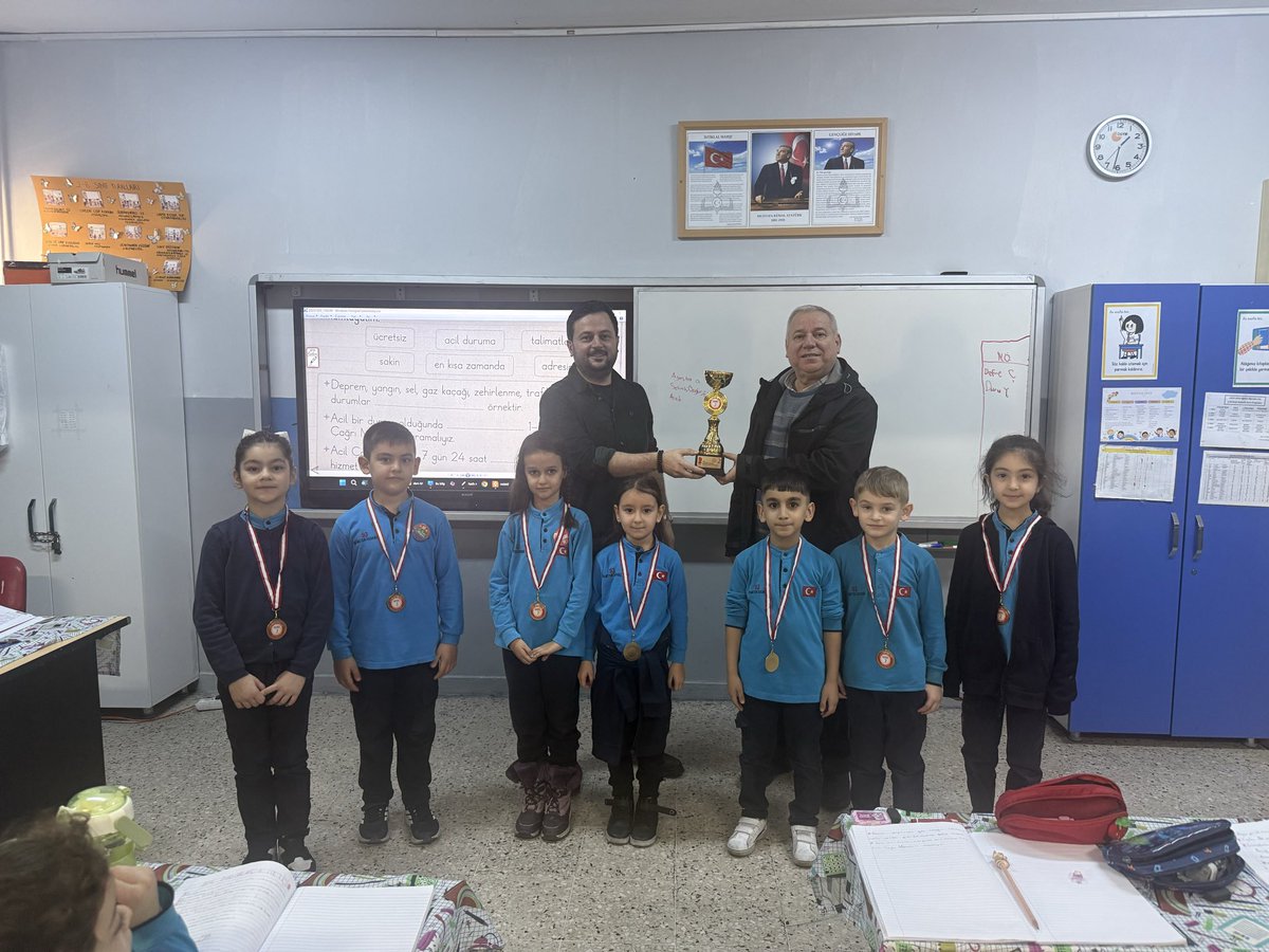 burcuks4's tweet photo. Kızılay Kan Bağışı Kampanyasında En Çok Bağışçı Getiren Sınıfımıza Kupamız ve Öğrencilerimize Madalyalarımız Okul Müdürümüz Rafet Altan Tarafından Takdim Edildi. @tcmeb @istanbulilmem @Avcilarilcemem @avcmehmetcikio @Kizilay https://t.co/wbNlhZUXNN
