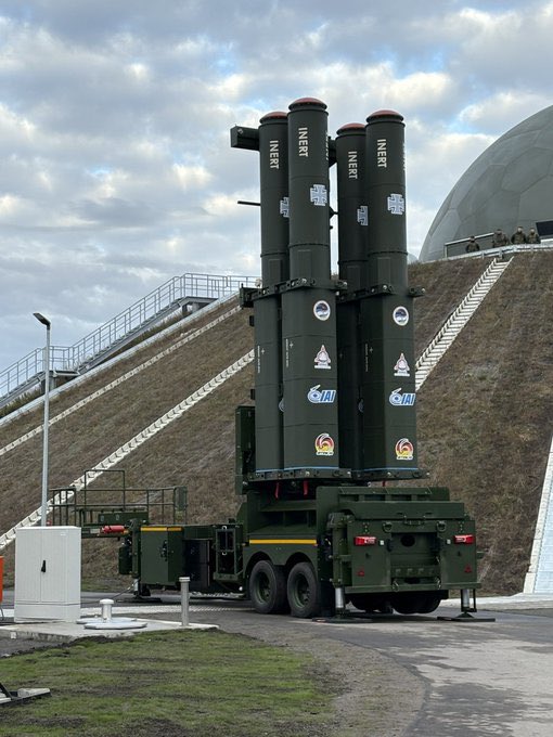 AhmadMansour__'s tweet image. Die israelische Abwehrbatterie des Arrow-3-Systems ist heute – exakt 24 Monate nach der Unterzeichnung des bilateralen Vertrags – an die deutschen Behörden übergeben worden. In Berlin soll das System nun die Hauptstadtbevölkerung vor möglichen Raketenangriffen schützen.