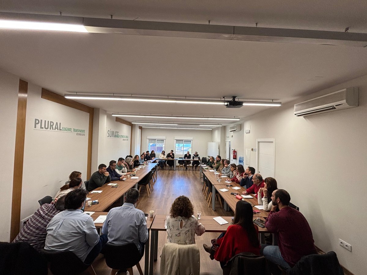 CSIFExtremadura's tweet photo. 🟢 Benito Román, presidente de CSIF Extremadura, y Mercedes Barrado, responsable de @CSIFenseEXT, se han reunido hoy en Mérida con los delegados de la provincia de Badajoz para evaluar las últimas actuaciones y preparar próximas estrategias para la mejora laboral de los docentes. https://t.co/E2sicHfUZH