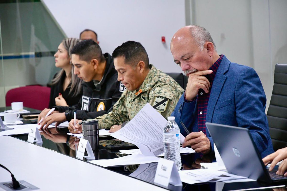 SegobCoahuila's tweet image. En la Mesa de Coordinación para la Construcción de la Paz y Seguridad, autoridades de los tres órdenes de gobierno siguen trabajando de manera conjunta para garantizar entornos tranquilos y seguros para todas y todos.