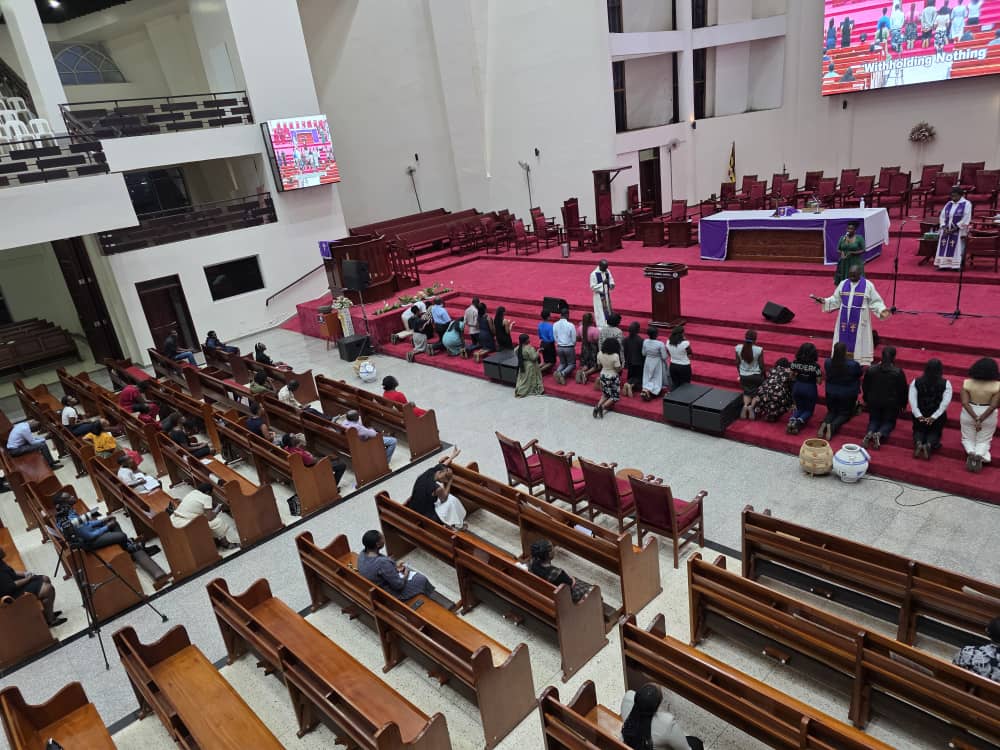 Bernardkwiri's tweet image. Rev Andrew Agaba,the director of Household is &amp;amp; community transformation @HCT_Direcorate, Church of Uganda while preaching during the #MidweekService @allsaintskla encouraged Christians to always trust in the Lord for total healing. #Sermon