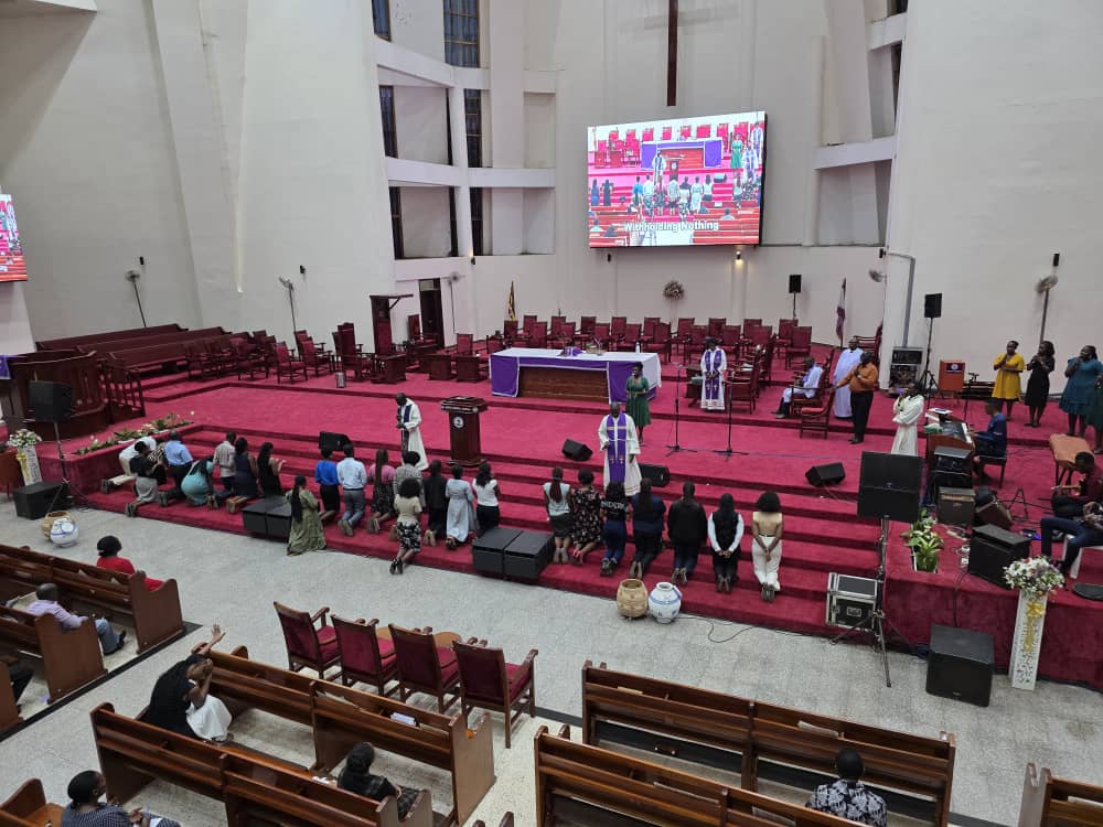 Bernardkwiri's tweet image. Rev Andrew Agaba,the director of Household is &amp;amp; community transformation @HCT_Direcorate, Church of Uganda while preaching during the #MidweekService @allsaintskla encouraged Christians to always trust in the Lord for total healing. #Sermon