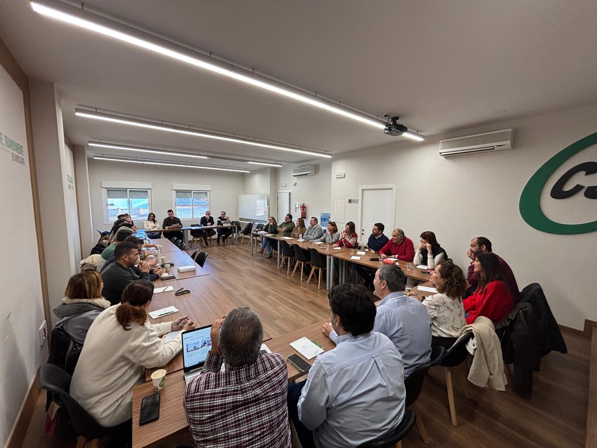 CSIFExtremadura's tweet photo. 🟢 Benito Román, presidente de CSIF Extremadura, y Mercedes Barrado, responsable de @CSIFenseEXT, se han reunido hoy en Mérida con los delegados de la provincia de Badajoz para evaluar las últimas actuaciones y preparar próximas estrategias para la mejora laboral de los docentes. https://t.co/E2sicHfUZH