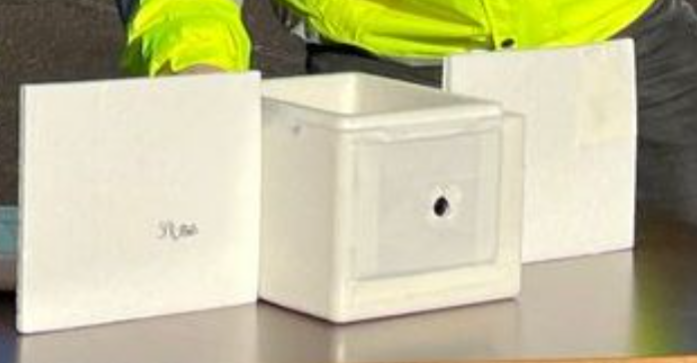 pamelopee's tweet photo. Gesucht unsere weiße Wettersonde
In den Großraum Leipzig geflogen
weißer Würfel 30 × 30 × 30 cm
2 Flügel
10 m lange Schnur, roter Fallschirm
Zettel mit Kontaktdaten aufgeklebt
schwimmfähig
Wer Sonde findet bitte Telefon an KGS Gieboldehausen Telefon 05528205500
#Leipzig  Teilen! https://t.co/o7klQzjkMe