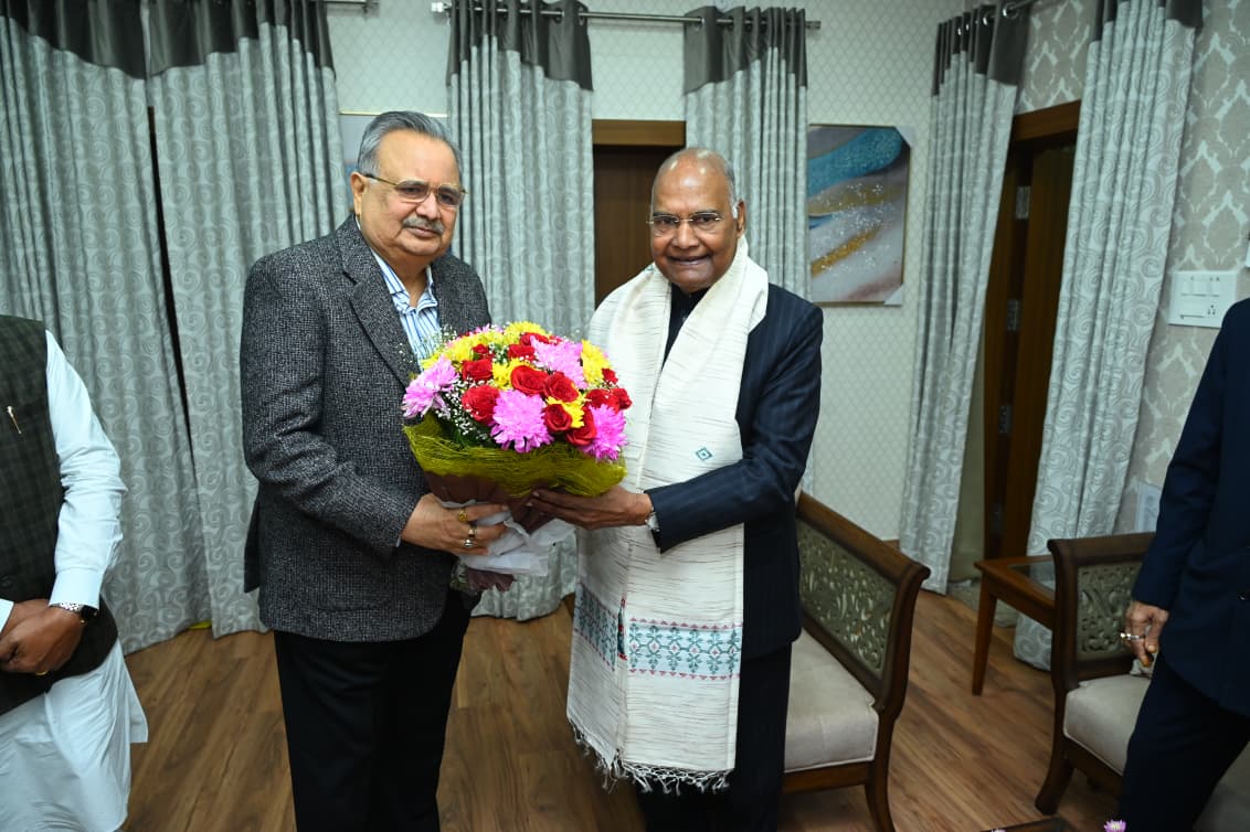 drramansingh's tweet image. आज छत्तीसगढ़ दौरे पर आए भारत के पूर्व राष्ट्रपति श्री रामनाथ कोविंद जी का “लोकभवन” में माननीय राज्यपाल श्री @ramendeka16 जी, माननीय मुख्यमंत्री श्री @vishnudsai जी तथा महाराष्ट्र के पूर्व राज्यपाल माननीय श्री रमेश बैस जी की उपस्थिति में आत्मीय स्वागत किया।

श्री कोविंद जी का…