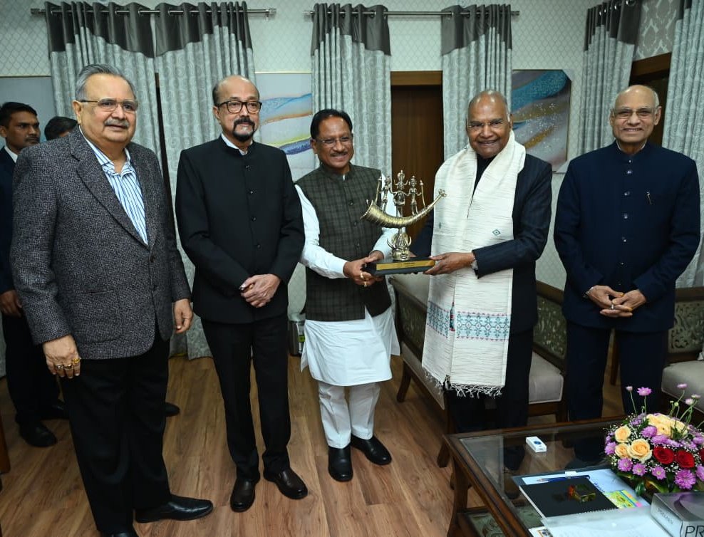 drramansingh's tweet image. आज छत्तीसगढ़ दौरे पर आए भारत के पूर्व राष्ट्रपति श्री रामनाथ कोविंद जी का “लोकभवन” में माननीय राज्यपाल श्री @ramendeka16 जी, माननीय मुख्यमंत्री श्री @vishnudsai जी तथा महाराष्ट्र के पूर्व राज्यपाल माननीय श्री रमेश बैस जी की उपस्थिति में आत्मीय स्वागत किया।

श्री कोविंद जी का…