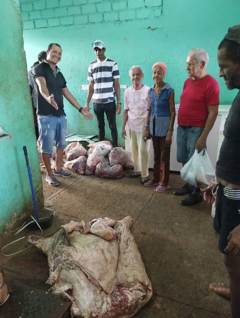 MagJorgeCastro's tweet photo. Salud pública publicita una donación de carne a un hogar de ancianos en Santiago de Cuba… carne en el piso sucio, carne sin refrigerar.

Hay animales a los que se le trata con más dignidad… luego lo publica el propio MINSAP y lo borra después del escándalo.

Increíble. https://t.co/Anzct0StvB