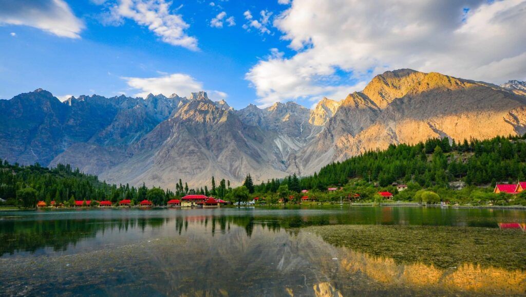 saiyahtravels's tweet photo. Pakistan is full of breathtaking honeymoon spots! ✨

Top 10 Honeymoon Destinations for couples:

Read the full guide here:
https://t.co/rw2dl0vfC8

#HoneymoonPakistan #TravelPK #RomanticGetaway #CouplesTravel #PakistaniValleys #SaiyahTravels #AdventurePakistan #ExplorePakistan https://t.co/gJgbVvoW1U