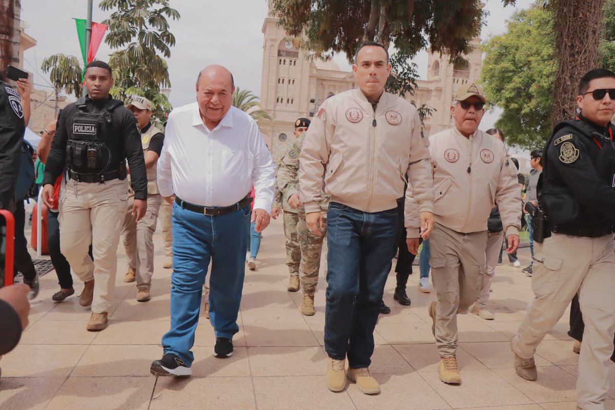 Desde el Paseo Cívico, el presidente José Jeri y el gobernador regional de #Tacna encabezaron la acción cívica e izamiento del Pabellón Nacional. La jornada reunió a autoridades, instituciones y ciudadanos en un espacio de participación y servicio social. <a href="/presidenciaperu/">Presidencia del Perú 🇵🇪</a>