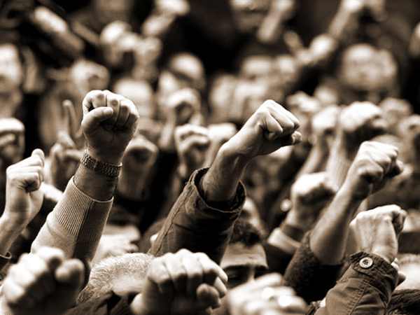 'Çocuk İşçiliği İle Mücadele'de kritik bir eşikteyiz..
An itibarıyla çırak ve stajyerlik adıyla 2 milyon çocuk devlet eliyle işçileştirildi ve bu yılın ilk on bir ayında 85 çocuk çalışırken hayatını kaybetti..
Mesleki ve Teknik Eğitim Zirvesi'nde de Milli Eğitim Bakanlığı ve