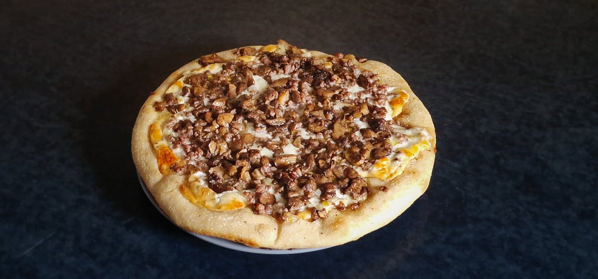 Scontro tra Titani in teglia! Focaccia Bianca: Salsiccia e Funghi Focaccia Rossa: Olive Piccanti &amp; Pomodoro Voi quale lievitereste? Fateci vedere le vostre! Grazie a tutti i #QuelliDelLievitoMadre!
Base ricetta: temporealechannel.com/2022/08/focacc…
#Focaccia #LievitoMadre #PizzaLovers