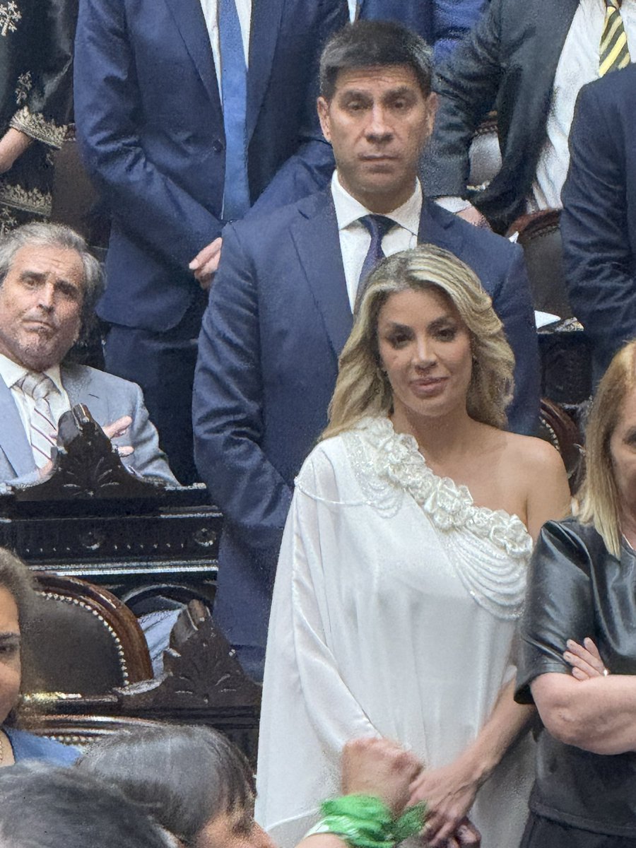 florcarignanook's tweet image. Capaz pensó que venía q un casamiento 🙈