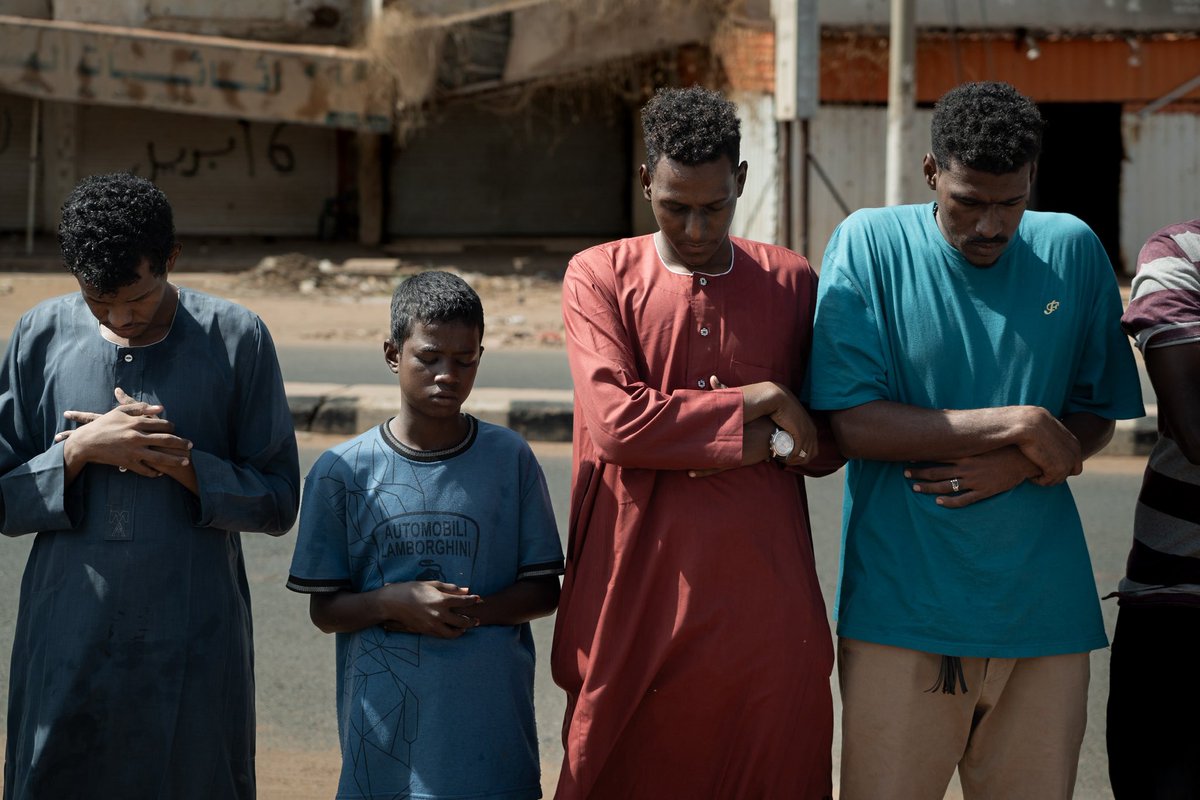 La distruzione di moltissime moschee di Khartoum, in Sudan, costringe la popolazione rimasta in città a pregare in strada e tra le macerie di ciò che resta degli edifici di culto

<a href="/Tg3web/">Tg3</a>