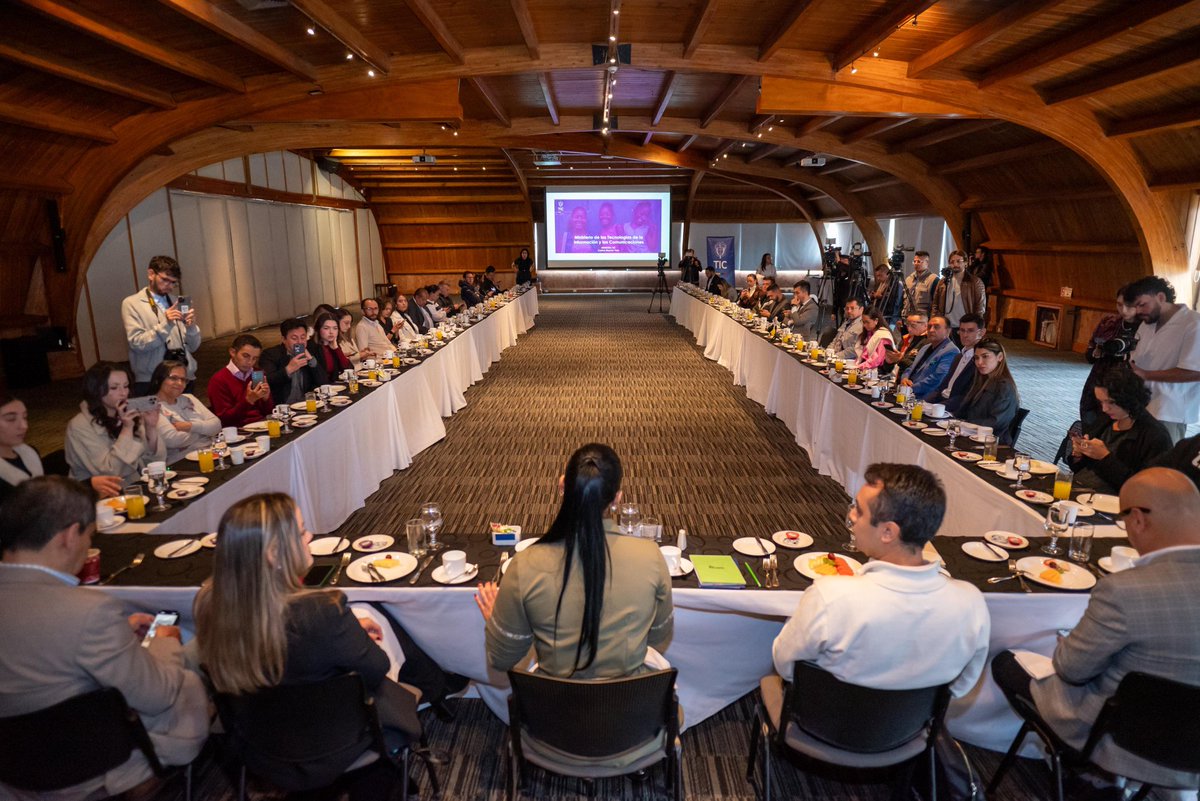 CarinaMurciaY's tweet image. Hoy compartimos con periodistas del sector TIC los avances que estamos logrando desde el @Ministerio_TIC para abrir más caminos a las mujeres en tecnología. Les cuento en este hilo 🧵