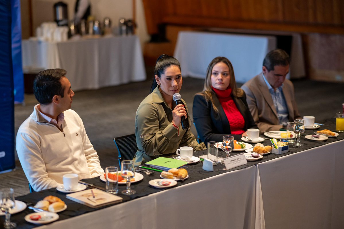 CarinaMurciaY's tweet image. Hoy compartimos con periodistas del sector TIC los avances que estamos logrando desde el @Ministerio_TIC para abrir más caminos a las mujeres en tecnología. Les cuento en este hilo 🧵
