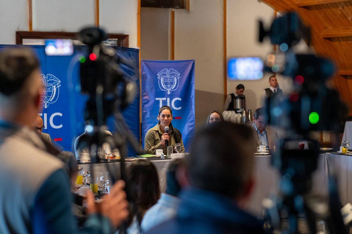 CarinaMurciaY's tweet image. Hoy compartimos con periodistas del sector TIC los avances que estamos logrando desde el @Ministerio_TIC para abrir más caminos a las mujeres en tecnología. Les cuento en este hilo 🧵