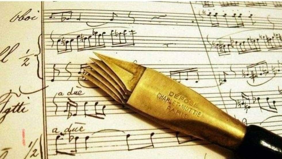 NaoCasanova's tweet image. Una pluma rastrillo, para trazar pentagramas 🎼, de hace más de un siglo.