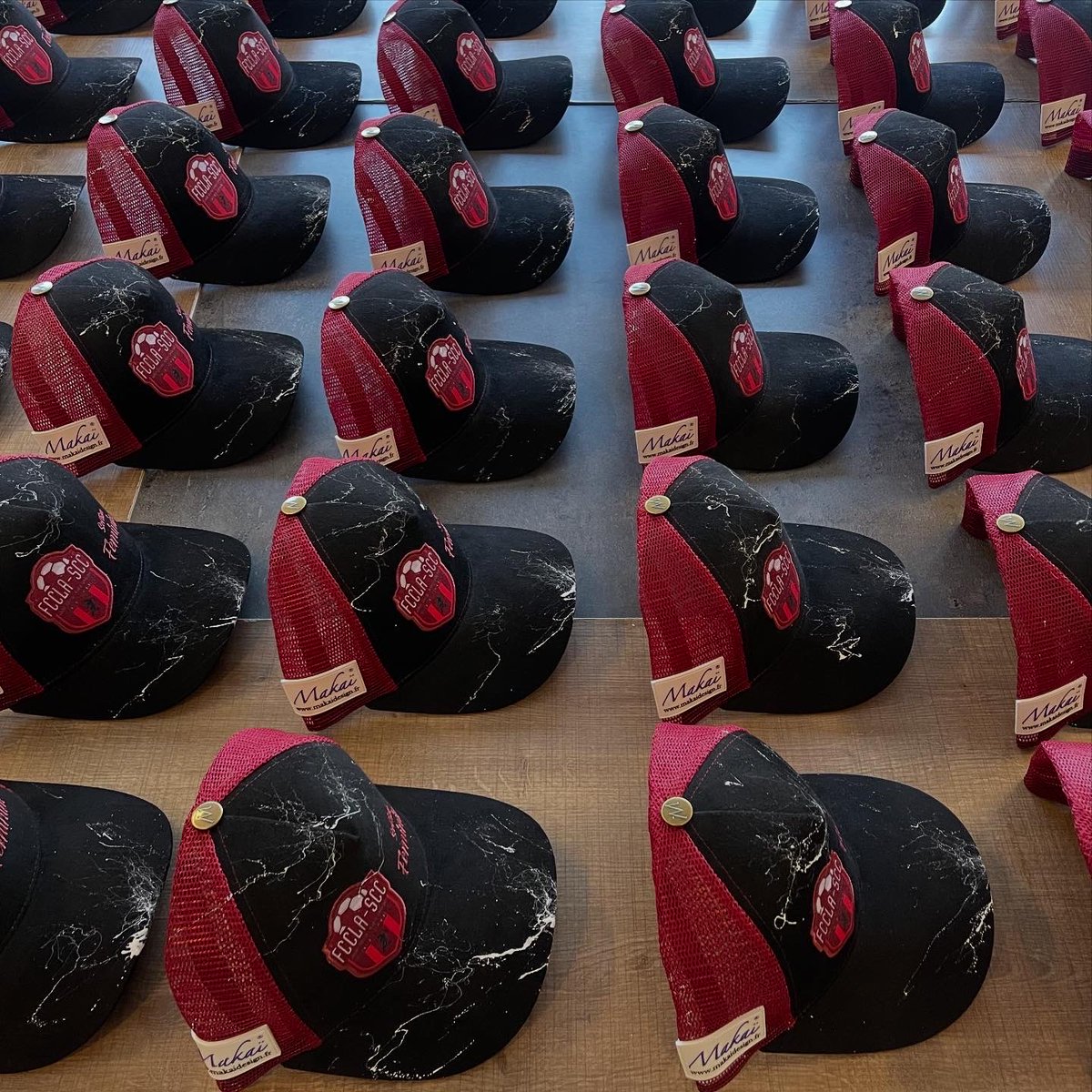 Nouvelle collaboration 🔥  
La casquette FCCLA–SCC Section Féminine x MAKAÏ débarque en noir &amp; bordeaux.
👉 Associations sportives : vous pouvez créer vos casquettes de A à Z dans notre atelier artisanal.  
📩 Devis : contact@makaidesign.fr  
📱 WhatsApp : 06 79 80 25 84