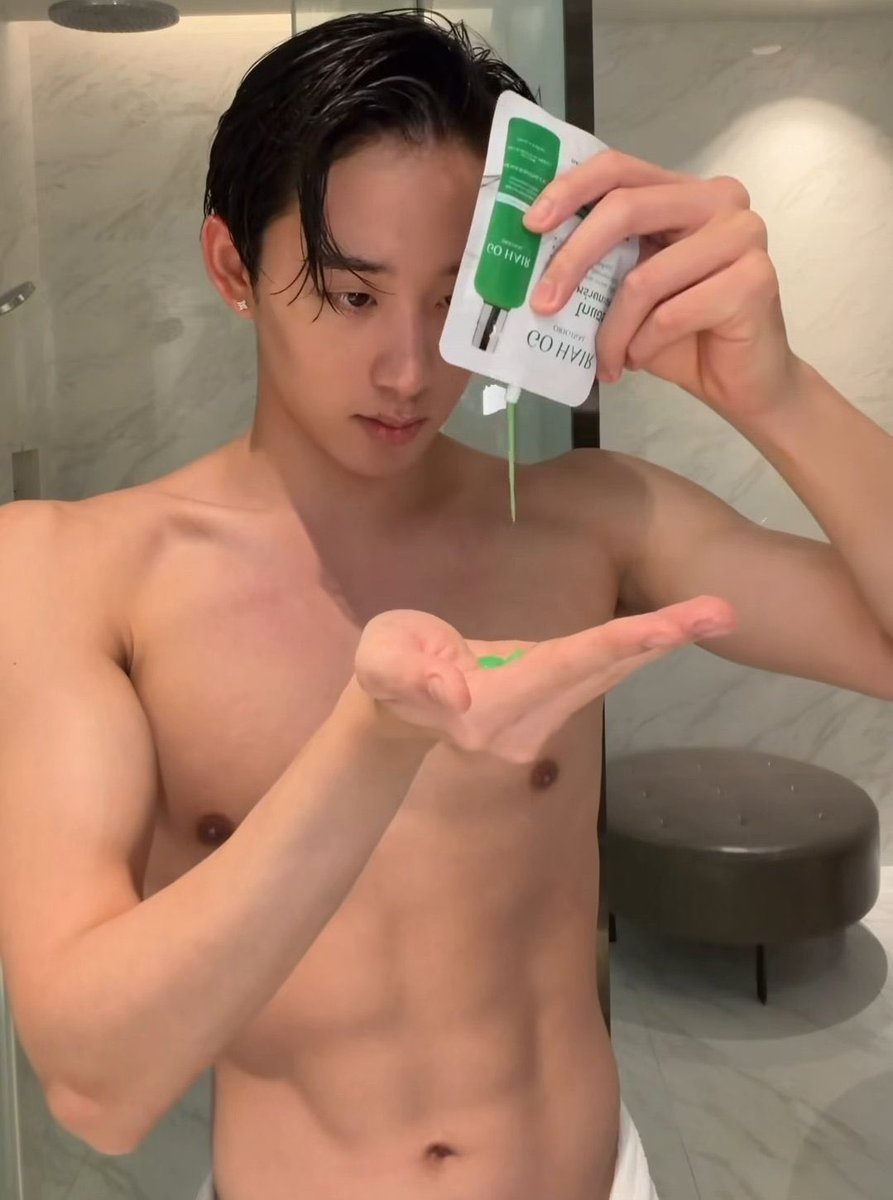 estdiaries's tweet image. ain’t no one looking at that damn hand cream