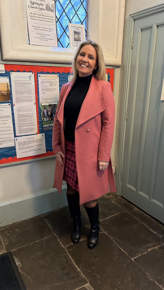 smokeyplaces20's tweet photo. Quick check-in before heading out for dinner here in Edinburgh tonight 🏴
Wrapped up in a Karen Millen winter coat, knee-high boots, dark tights and a cosy jumper ❄️
https://t.co/sp12xLswWR
#EdinburghStyle #WinterWardrobe #FashionTonight #CosySeason #UKStyleBlogger https://t.co/poR1DQS0p5