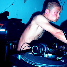 Cultination1's tweet image. 🇯🇵🎼🎵LES MÉDECINS LUI ONT DIT QU&apos;IL AVAIT UN CANCER DU CERVEAU: IL A QUITTÉ SON BOULOT BIEN PAYÉ… ET IL EST DEVENU DJ DE TOURNÉE MONDIALE.

En 2016, Yousuke Yukimatsu, ingénieur japonais dans le bâtiment, apprend qu’il souffre d’un cancer malin du cerveau. 

Le jour même du…