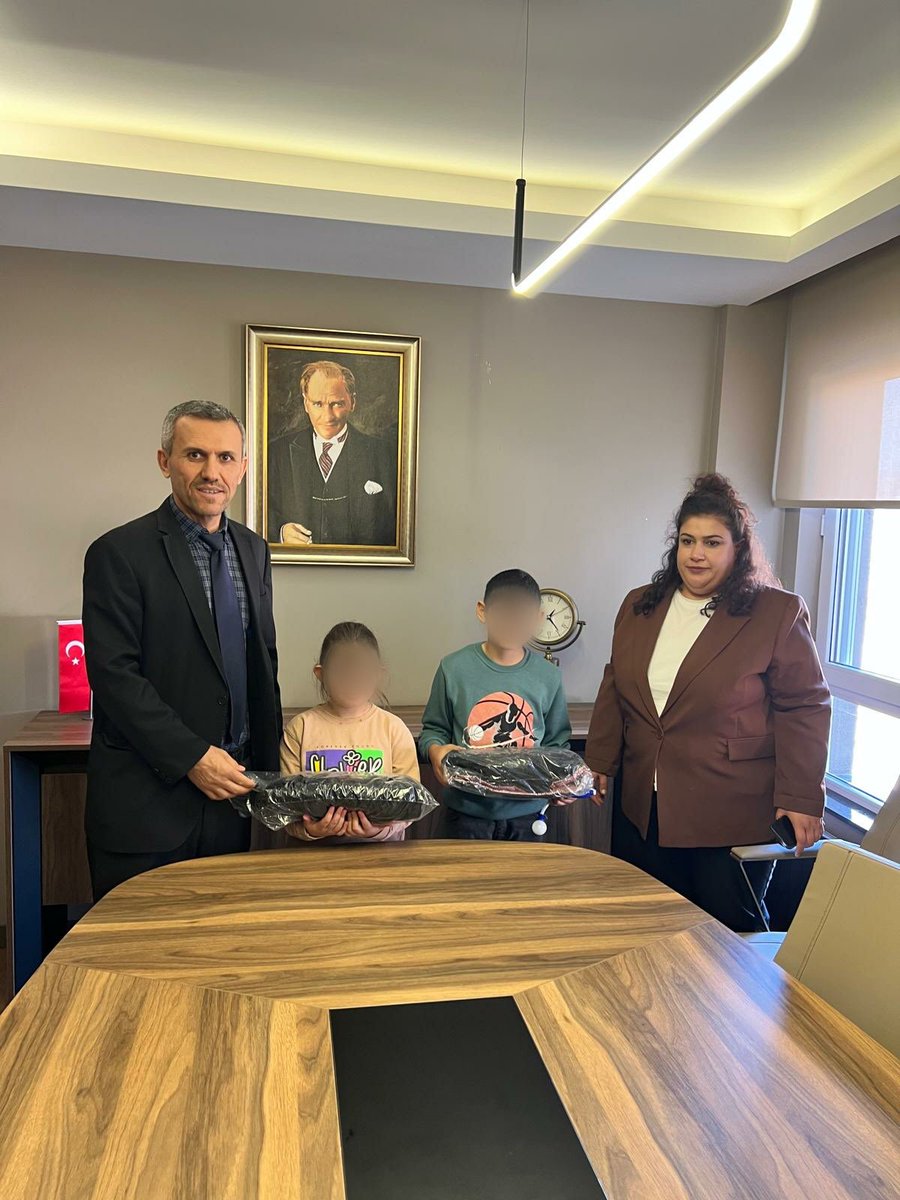 ENGELLERİ AŞIYORUZ
3 Aralık Engelliler günü kapsamında denetimli serbestlik tedbiri altında bulunan yükümlüler ile Sungurlu Elif Gül Özel Eğitim ve Rehabilitasyon merkezi ziyaret ettik. Yapılan ziyaretle  yükümlüler üzerinde farkındalık oluşturuldu.
#TürkDenetimliSerbestlik20Yıl