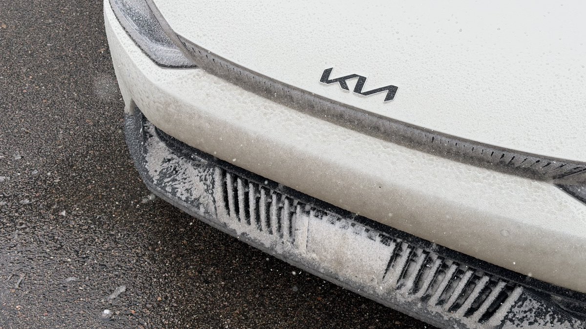 OutofSpecDetail's tweet image. Tell me again how radar or lidar is better than vision only? 

Only a 20 mile commute and the front radar is filled with snow, no forward collision safety features available, no cruise control, and no lane keep available. 

Meanwhile in my @Tesla it could drive me to work without…