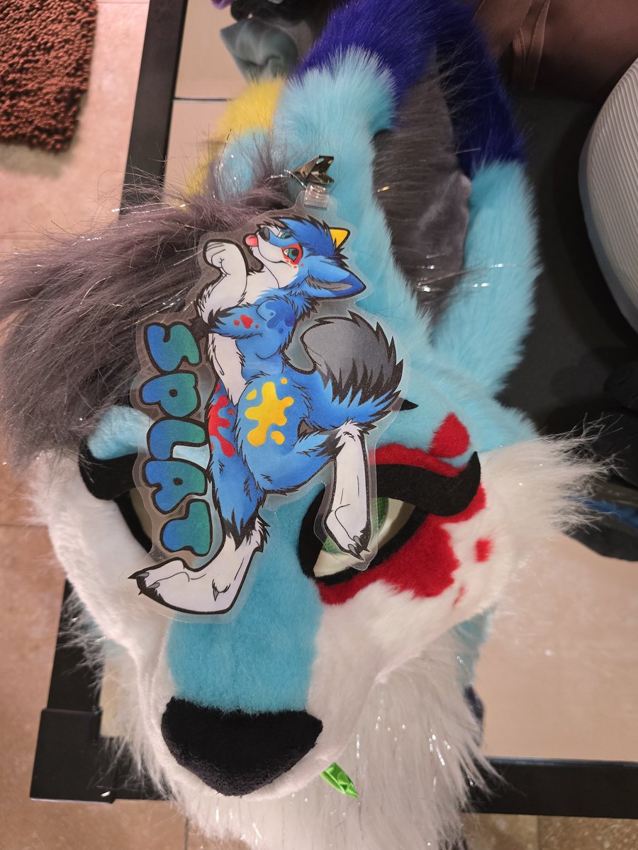 SplatFennec's tweet image. Bringing the first badge I ever commissioned of her in 2014 by @BlueFoxalope !! 
It&apos;s old suit town 
PS I re-furred her completely in Jan 2025