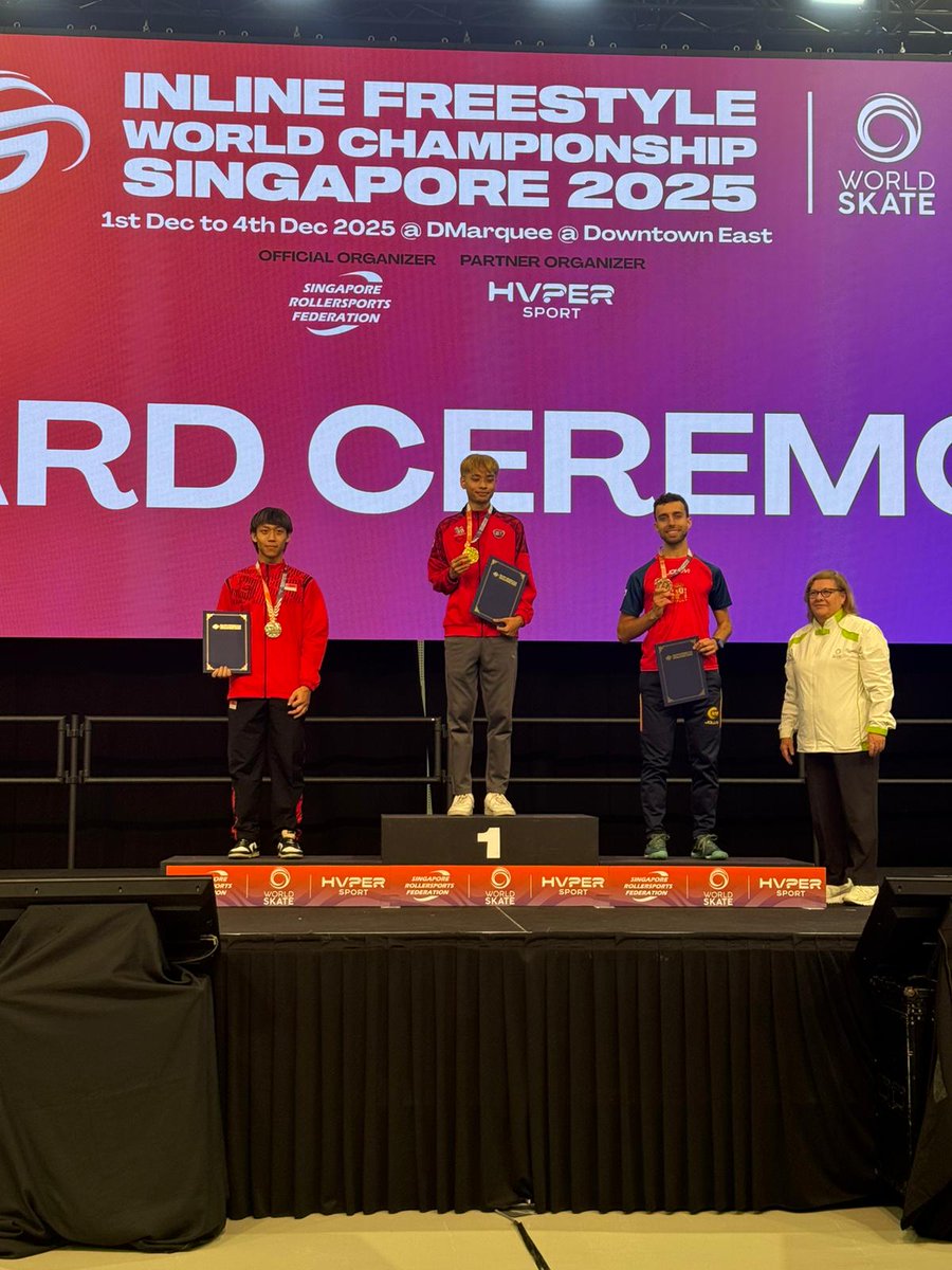 FedPatinaje's tweet photo. 𝐄𝐧𝐫𝐢𝐪𝐮𝐞 𝐑𝐮𝐛𝐢𝐨, 𝐛𝐫𝐨𝐧𝐜𝐞 𝐦𝐮𝐧𝐝𝐢𝐚𝐥 𝐞𝐧 𝐃𝐞𝐫𝐫𝐚𝐩𝐞𝐬 🥉 ¡IMPRESIONANTE! 👏

El patinador español ha subido en el tercer escalón del podio sénior masculino del Campeonato del Mundo de Singapur 🇸🇬

#InlineFreestyle https://t.co/YS2vB0RPge