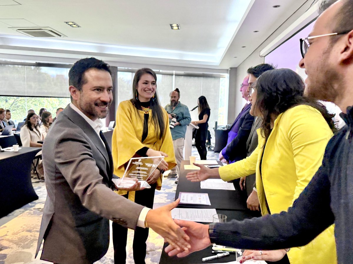 HaciendaCundi's tweet photo. ¡Cundinamarca sigue liderando la innovación pública!
Nuestro proyecto Reybot, la herramienta de inteligencia artificial desarrollada por la Secretaría de Hacienda, que moderniza y simplifica el impuesto de registro, nuevamente es reconocida, obteniendo el 2.º puesto en el V Concurso de Buenas Prácticas Regulatorias.
Este galardón es también un reflejo del liderazgo del gobernador @JorgeEmilioRey, quien con su visión de gobernar desde el territorio impulsa la transformación digital, la eficiencia y un gobierno al servicio de la gente.