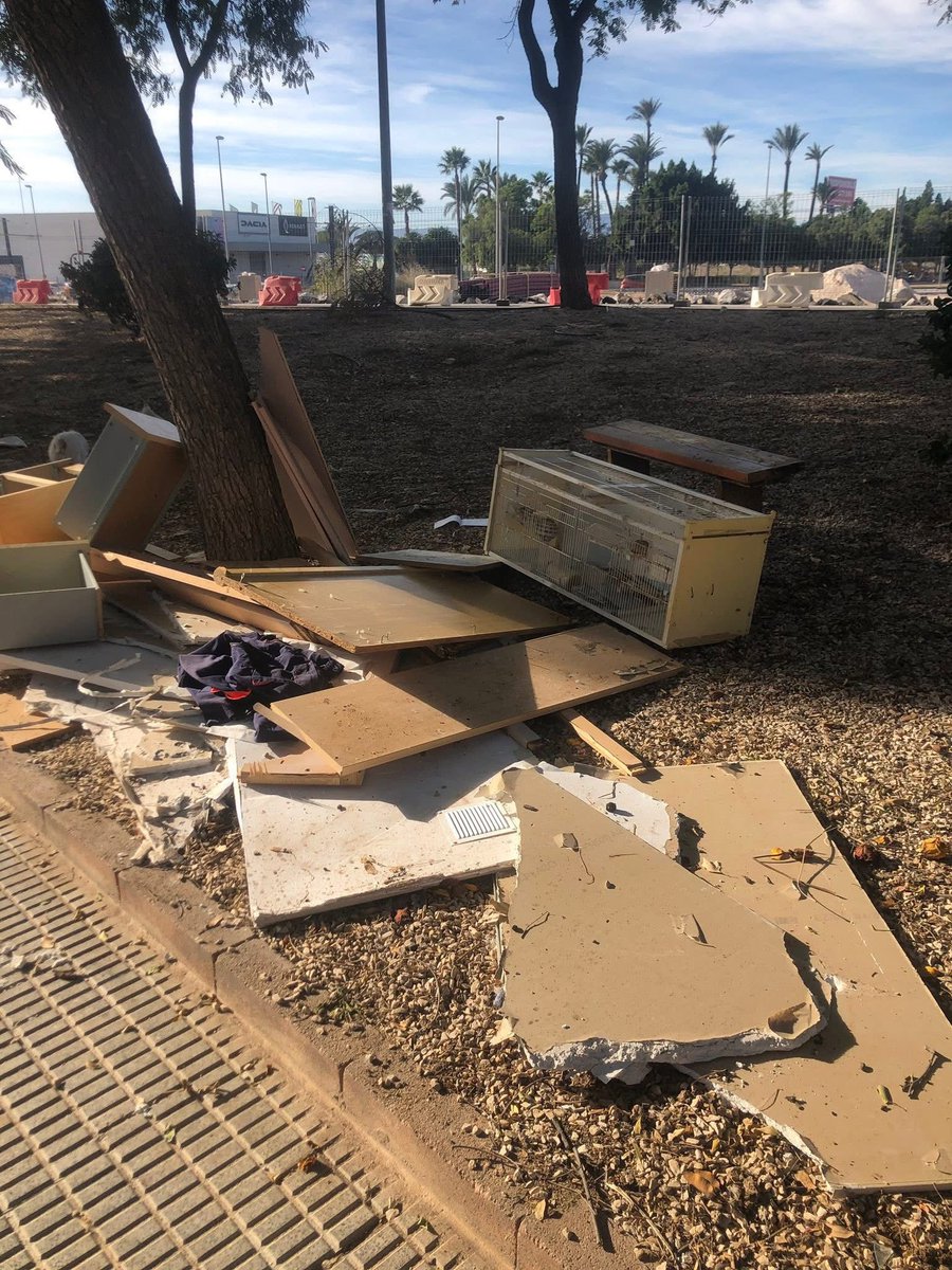 Lo de Churra clama al cielo. 

El PP ha dejado la pedanía hecha un desastre: suciedad, calles abandonadas, servicios olvidados y cero interés real por mejorar nada. 

Ya basta de castigar a las pedanías con tanta desidia.