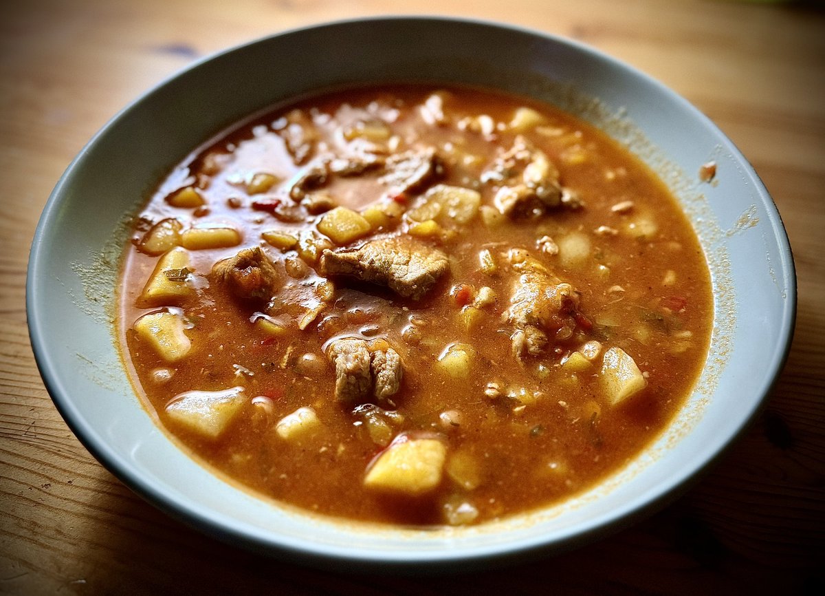 Šovakar gulāša zupa mājsaimnieka Normunda gaumē. 🤪