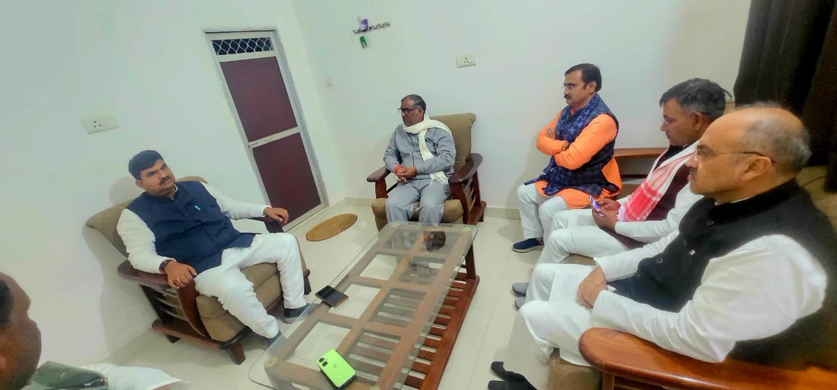 idharampalsingh's tweet image. उत्तर प्रदेश सरकार में मंत्री माननीय श्री गिरीश यादव जी के पुज्य पिताजी के कल रात देहांत की सूचना प्राप्त हुई थी, आज जौनपुर में उनके आवास पहुँचकर संवेदना प्रकट की, ईश्वर दिवंगत पुण्यात्मा को अपने श्रीचरणों में स्थान दें।