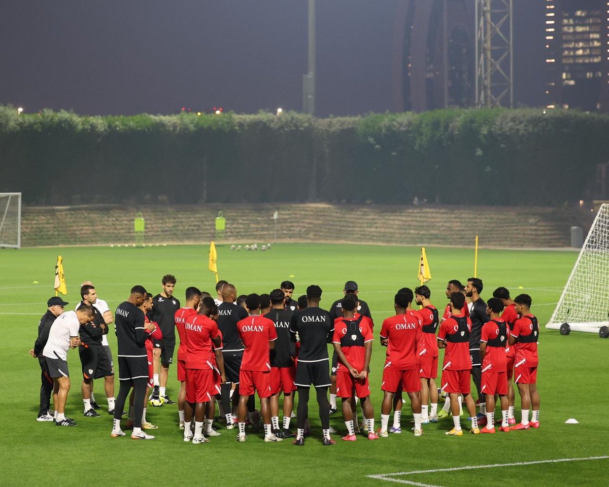 waleed83alabri's tweet photo. ◀️ قدم منتخبنا مباراة جيدة أمام السعودية، الحكم أدهم مخادمة من الصعب أن تستوعب لماذا لم يطرد بوشل وأنا متأكد حتى هو لا يملك الإجابة وأعتقد من غير المنطقي حتى استمراره في البطولة ، ولكن إجمالا السعودية كانت الأفضل واستحقت الفوز ،، أتحدث فنيا خاصة في الشوط الثاني، اعتمدنا الكرات العالية ومعظمها كانت عشوائية خاصة في الشوط الأول .
 
◀️ بالرغم من أن كيروش احتفظ باللاعبين منذ شهر يوليو الماضي ونحن اليوم في ديسمبر ولم يعتمد على الأندية في تجهيز اللاعبين بدنيا والدوري شبه متوقف دائما إلا أن منتخبنا في الشوط الثاني خاصة في ربعه الأخير تراجع بشكل ملحوظ بدنيا وظهرت الفوارق لصالح المنافس، جودة اللاعبين وتفوقهم بدنيا وفنيا حسمت الأمر .
 
◀️ نطوي صفحة مرارة الخسارة الأولى وأمامنا مباراة المغرب وهو منافس ليس سهل أبدا ولكنه ليس الخصم الذي لا يُقهر، حتى التعادل سيضعنا تحت رحمة الحسابات المعقد، أمامنا 90 دقيقة من أجل تثبيت حظوظنا قبل أن نغادر باكرا من الدوحة . 
 
بالتوفيق منتخبنا 
#السعوديه_عمان #كأس_العرب