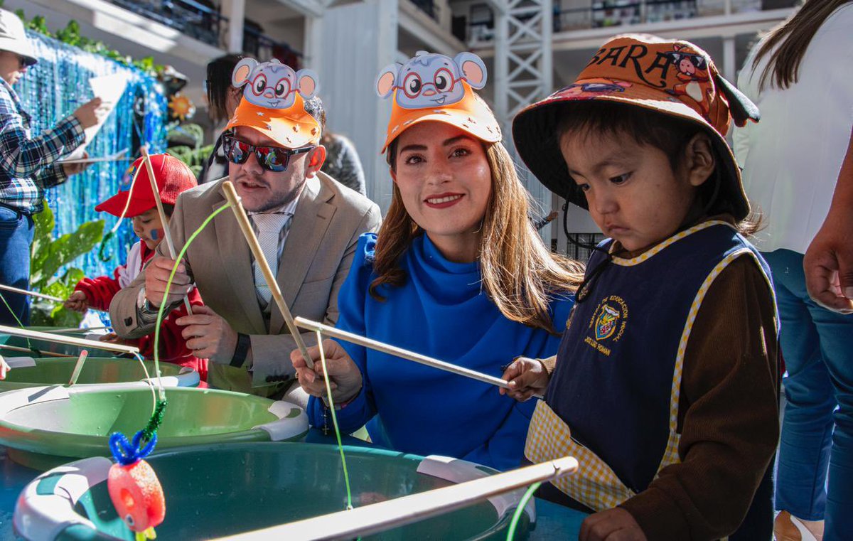 Educacion_Ec's tweet photo. Hoy, el viceministro de Gestión Educativa, Juan Carlos Rodríguez, recorrió las Ferias Educativas “Un Espacio para la #EducaciónInicial” 🎨📚, donde familias, docentes y niños compartieron actividades lúdicas. 👧🏽👦🏽

En el país, 329.479 niños de 3 y 4 años son parte de Servicio de Atención Familiar para la Primera Infancia-SAFPI, gracias al trabajo de 24.122 docentes 👩‍🏫👨‍🏫. 

Con estas ferias, el Ministerio de Educación, Deporte y Cultura reafirma su compromiso de promover el acceso a la Educación Inicial en país. 

#ElNuevoEcuador