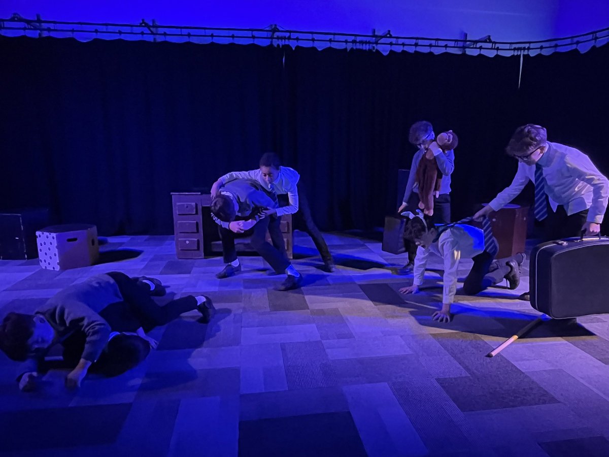 Year 9 Drama students are studying ‘The Lion, the Witch and the Wardrobe’ by C.S. Lewis. This week they are exploring the life of Evacuee children 🎭
