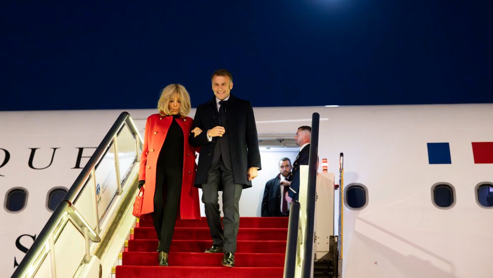 El presidente francés, Emmanuel Macron, llegó a Beijing para iniciar una visita de Estado de 3 días a China.

Esta es la cuarta visita de Estado del presidente Macron a China y la segunda tras la histórica visita de Estado del presidente Xi Jinping a Francia el año pasado con