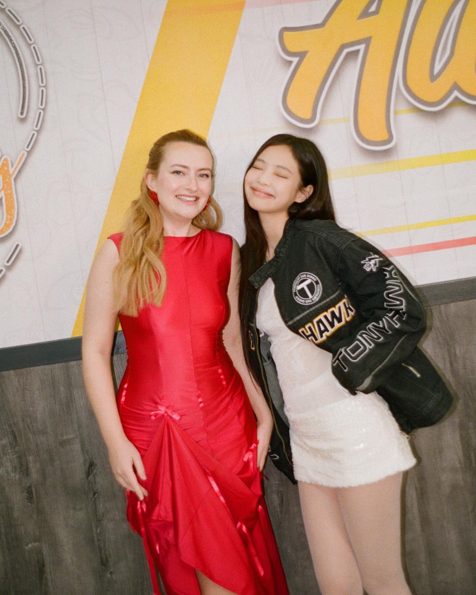 JennieDCGallery's tweet image. 251204 Chicken Shop Date IG Update

“chicken shop date wrapped”