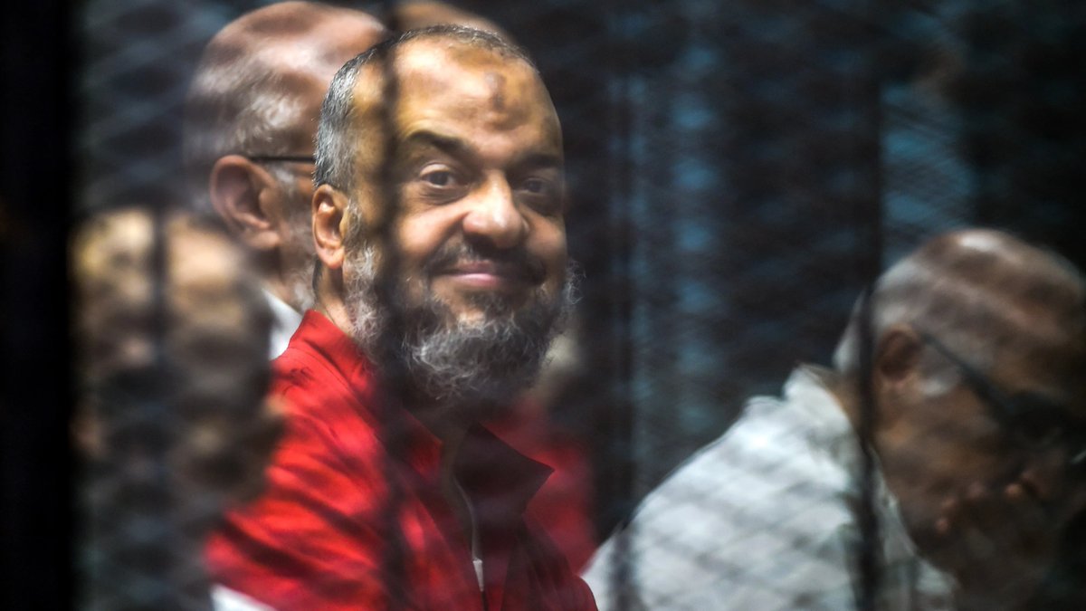 dailyislamist's tweet image. 🗣️ Sisi rejimi hapishanelerindeki İhvan liderlerinden Muhammed Biltaci&apos;nin eşi Sena Abdülcevad:

&quot;Eşim 13 yıldır zulüm üstüne zulüm görüyor.

Aylardır insan sesinin duyulmadığı, diğer tüm tutuklulardan uzakta, tecrit edilmiş bir yerde tek başına tutulduğunu öğrendim. Ne onun sesi…