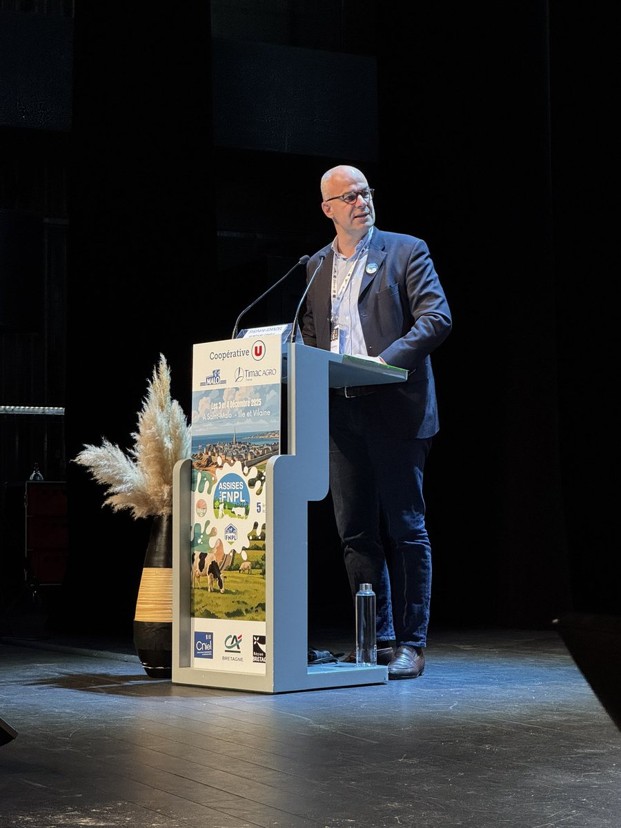 FNPLait's tweet image. Arnaud Rousseau @rousseautrocy à la rencontre des laitiers aux assises de la FNPL à St Malo. Focus PAC, DNC et négociations commerciales.  Discussions ouvertes ! #ceuxquifontlelait #EGAlim #FNSEA #stopmercosur