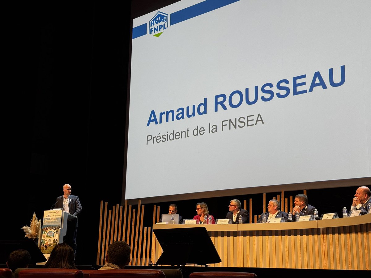 FNPLait's tweet image. Arnaud Rousseau @rousseautrocy à la rencontre des laitiers aux assises de la FNPL à St Malo. Focus PAC, DNC et négociations commerciales.  Discussions ouvertes ! #ceuxquifontlelait #EGAlim #FNSEA #stopmercosur
